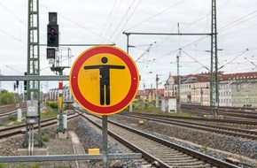 Bundespolizeidirektion M&uuml;nchen: Bundespolizeidirektion M&uuml;nchen: Unbekannte legen &Auml;ste und Steine auf Bahngleise - Bundespolizei sucht Zeugen