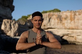 GRÄFLICHER PARK HEALTH & BALANCE RESORT: Sonnengruß aus dem Gräflicher Park Health & Balance Resort: Yoga-Retreats mit Schauspieler Ralf Bauer
