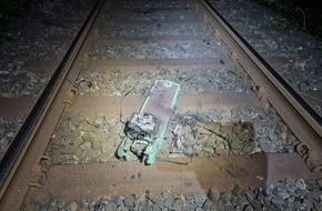 Bundespolizeidirektion Sankt Augustin: BPOL NRW: Zug überfährt E-Scooter - Bundespolizei sucht Zeugen
