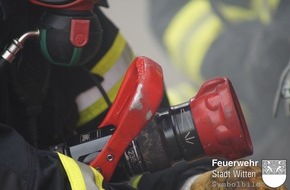 Feuerwehr Witten: FW Witten: Feuer in der Josefstra&szlig;e, Flammen schlugen aus dem Fenster