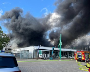 FW Kamen: Lagerhallenbrand in Kamen