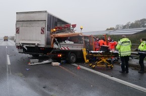 Polizeiinspektion Rotenburg: POL-ROW: ++ Hansalinie A1 - Lkw kracht in Streckenfahrzeug des Autobahnbetreibers ++ Hansalinie A1 - Lkw-Fahrer schaut während der Fahrt einen Film ++ Auffahrunfall an der Ampel ++