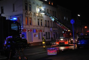 FW-MK: Feuer im Hinterhof - 3 Personen verletzt