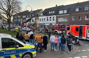 Freiwillige Feuerwehr der Stadt Goch: Feuerwehr Goch: Feuer in Hausflur: Personen über Drehleiter gerettet