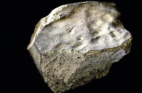 The Munich Show - Mineralientage München: Himmelsphänomen Meteorit: einen der ersten gut dokumentierten Vorgänge dieser Art zeigt die Münchner Mineralienmesse in einer Sonderschau zum Meteorit von Mauerkirchen