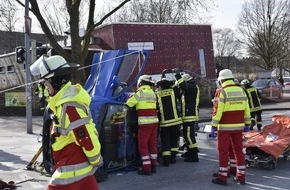 Feuerwehr Dortmund: FW-DO: 01.03.2018 - Verkehrsunfall in der nördlichen Innenstadt
Feuerwehr befreit Autofahrerin aus PKW