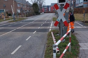 Bundespolizeiinspektion Kiel: BPOL-KI: Verkehrsunfallflucht- Unbekannter fährt Schrankenbaum im Mönkhofer Weg ab