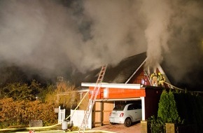 Kreisfeuerwehrverband Rendsburg-Eckernförde: FW-RD: Dachstuhlbrand beschäftigt Feuerwehren in Melsdorf - Zugverkehr behindert
