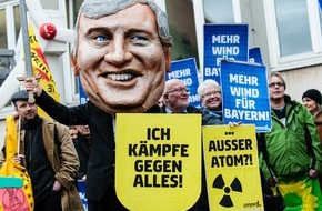 Campact e.V.: Bürgerprotest gegen Seehofers Energiepolitik vor CSU-Kommunalkongress / Seehofer-Puppe kämpft gegen Windrad und Strommast / "Seehofer sabotiert die Energiewende" (FOTO)