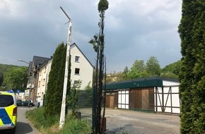 Polizei Mettmann: POL-ME: Jugendliche zündeten Baum an - Velbert-Nierenhof - 2205057