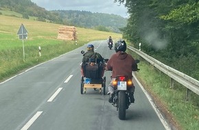 Kreispolizeibehörde Höxter: POL-HX: Zwei junge Motorradfahrer helfen Senior mit Pedelec in misslicher Lage