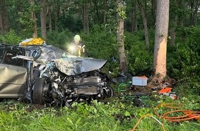 Polizei Minden-L&uuml;bbecke: POL-MI: Schwerer Verkehrsunfall in Rahden OT Wehe, Weher Stra&szlig;e/Barler Stra&szlig;e Fahrer lebensgef&auml;hrlich verletzt