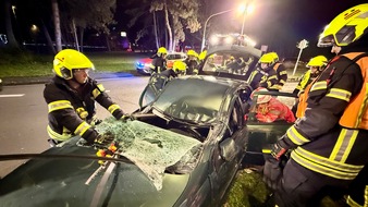 Feuerwehr MTK: Pkw prallt gegen Laternenmast: Fahrerin nach Alleinunfall befreit