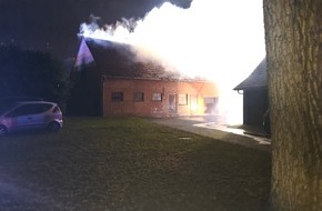 Polizeiinspektion Rotenburg: POL-ROW: ++ Nebengeb&auml;ude in Vollbrand (FOTO) ++ Zwei Trunkenheitsfahrten gestoppt ++ Bargeld aus K&uuml;rbisstand gestohlen: Zeugen gesucht ++ Regenbogenfahne von Grundst&uuml;ck gestohlen ++