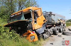 Kreisfeuerwehrverband Dithmarschen: FW-HEI: Schwerer Verkehrsunfall - Zwei LKW stoßen in Brunsbüttel zusammen