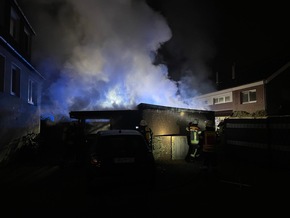 FW-AUR: Hinterhof-Garage brennt in der Nacht