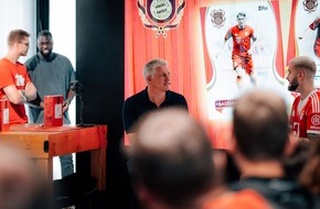 Topps Europe Ltd: "Das ist einfach Heimat. Mein Herz ist immer rot." / Bastian Schweinsteiger beim Launch der Topps-Jubiläumsedition "125 Jahre FC Bayern München"