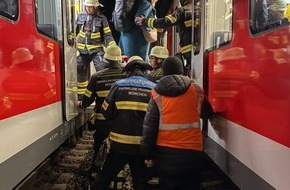 Feuerwehr München: FW-M: S-Bahngästen beim Umstieg geholfen (Englschalking)