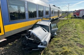 Feuerwehr Moers: FW Moers: Regionalbahn kollidiert mit PKW an Bahnübergang