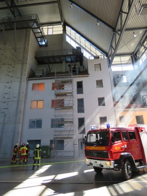FW-Heiligenhaus: Feuerwehr Heiligenhaus absolviert Übungen am Institut der Feuerwehr NRW (Meldung 16/2018)