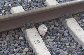 Bundespolizeiinspektion Stralsund: BPOL-HST: Zeugenaufruf: Unbekannte legen Steine auf die Gleise