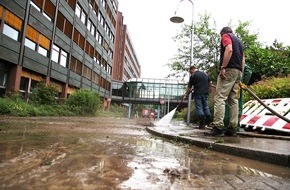 Feuerwehr Essen: FW-E: Kellergeschosse eines großen Schulungszentrums in Essen-Kupferdreh nach Starkregen überflutet, mehrere tausend Kubikmeter Wasser im Gebäude