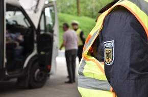 Bundespolizeidirektion München: Bundespolizeidirektion München: Mit drei falschen Ausweisen erwischt - Bundespolizei Waidhaus stoppt Schleusung