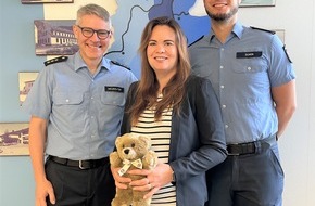 Polizeipräsidium Koblenz: POL-PPKO: Neues "Einsatzmittel" für den Streifenwagen: Seelentröster-Teddys für Kinder am Einsatzort