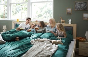 Naturnah Möbel: Neues Schlaferlebnis für die gesamte Familie / Wie stärke ich meine Eltern-Kind-Bindung durch ein Familienbett?