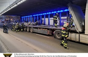Feuerwehr München: FW-M: Lkw bleibt in Unterführung hängen (Ludwigsvorstadt)