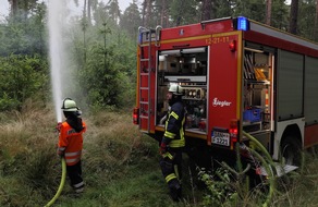 FW Lüchow-Dannenberg: +++ Waldbrandübung in Lüchow-Dannenberg +++ Feldbrand bei Clenze breitet sich aus +++ Insgesamt 8ha Waldgebiet betroffen +++ Feuerwehr hat Probleme mit engen und zugewachsenen Wegen +++