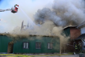 POL-STD: Großfeuer in Assel - 150 Feuerwehrleute im Einsatz