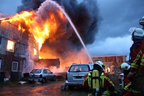 FW-RD: Abschlussmeldung: Aktuell Feuer 4 in Ellerdorf - Landwirschaftliches Gehöf im Vollbrand