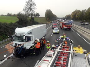 FW-Erkrath: Schwerer Verkehrsunfall auf der BAB 3 - Feuerwehr befreit eingeklemmten LKW-Fahrer