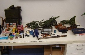 Polizeipräsidium Mittelfranken: POL-MFR: (44) Bei Privatmann kleine Waffenschmiede ausgehoben -        Bildveröffentlichung