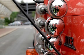 Feuerwehr Essen: FW-E: Lieferwagen und Pkw brennen in voller Ausdehnung, Totalschäden an beiden Fahrzeugen