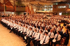 Polizei Hagen: POL-HA: Graduierungsfeier in der Hagener Stadthalle - Neue Mitarbeitende für Polizei und Verwaltung