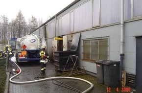 Feuerwehr Essen: FW-E: Brennender Tankwagen - Übergriff auf Produktionshalle