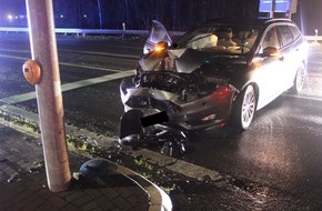 Polizei Minden-Lübbecke: POL-MI: Ford-Fahrer kollidiert mit Ampelmast