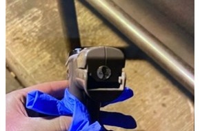 Polizeipr&auml;sidium Krefeld: POL-KR: Obdachloser bedroht Passantin und Polizisten scheinbar mit Schusswaffe