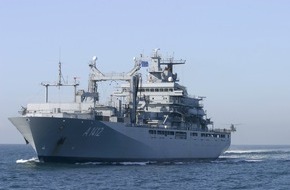 Presse- und Informationszentrum Marine: Marine: Kommandowechsel auf einem der größten Schiffe der Deutschen Marine