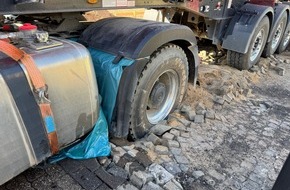 Feuerwehr Düren: FW Düren: Dieseltank an LKW aufgerissen