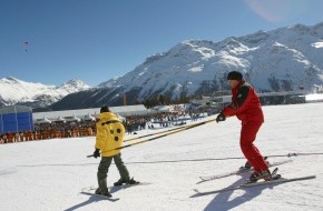 UCBA: Embargo 1600: Il presidente della Confederazione Pascal Couchepin conferisce la "Canne blanche" alla scuola di sci per ciechi di St. Moritz