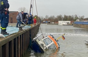 Wasserschutzpolizeiinspektion Oldenburg: WSPI-OLD: Gesunkenes Boot im Binnenhafen von Brake