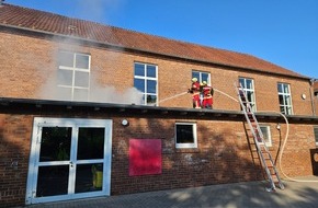 Feuerwehr Samtgemeinde Wathlingen: FW Wathlingen: Brand auf Sporthallendach