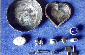 Polizeidirektion Göttingen: POL-GOE: (560/04) Schmuck sichergestellt - Fahndung mit Foto - Zwei Litauer schweigen
