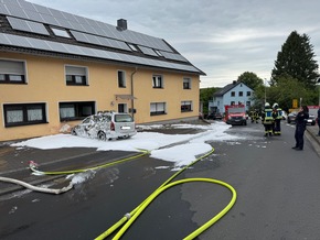 FW VG Westerburg: PKW brennt in Rotenhain vollständig aus - Rauch dringt in Mehrfamilienhaus ein
