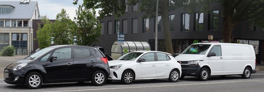 Kreispolizeibehörde Herford: POL-HF: Auffahrunfall - Drei Autos ineinandergeschoben