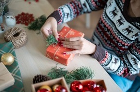 Verbraucherzentrale Nordrhein-Westfalen e.V.: Geschenkpapier, Schleifen und Co.: So freut sich auch die Umwelt