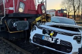 Polizeiinspektion Stade: POL-STD: Zusammensto&szlig; zwischen G&uuml;terzug und PKW in B&uuml;tzfleth - 62-j&auml;hriger Autofahrer schwer verletzt